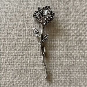 Vintage-Inspired Silver Floral Brooch